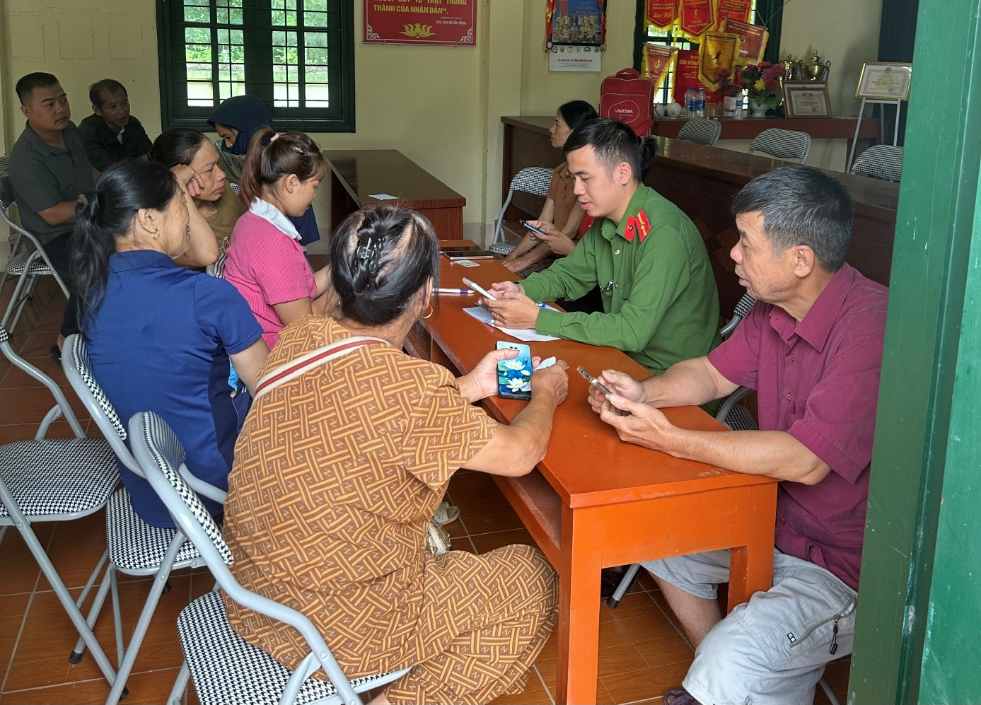 Công an xã Văn Lang kích hoạt định danh điện tử và cài đặt chữ ký số cho công dân
