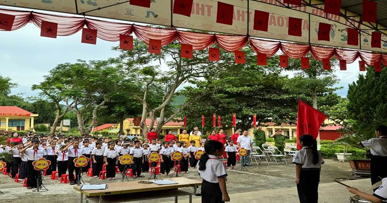 Công an xã Tân Kỳ  tuyên truyền, phổ biến pháp luật về an toàn giao thông tại các trường học