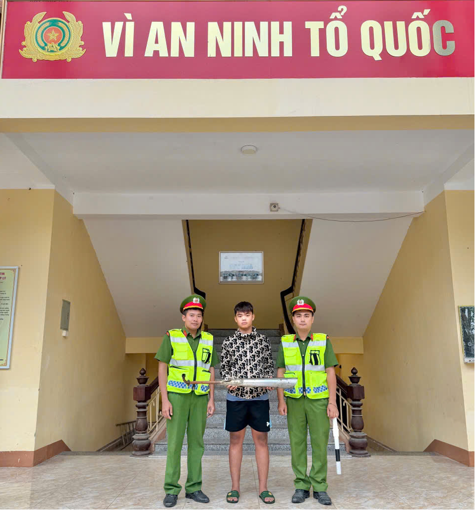 Hình ảnh công dân tự giác giao nộp pô xe tự chế có tiếng nổ lớn