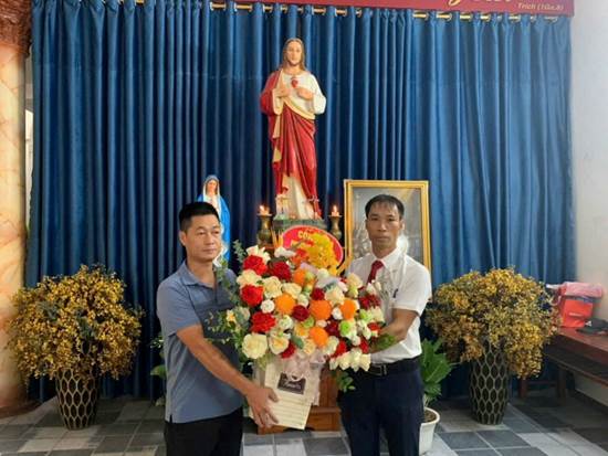 Công an phường Gia Sàng thăm, chúc mừng Giáo họ Lưu xá nhân dịp lễ quan thầy.