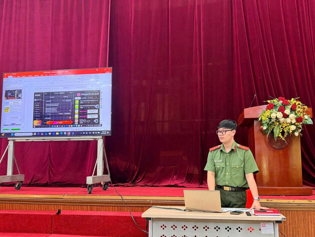 Ảnh 1. Giáo viên Tổ Khoa học xã hội, Trường Văn hóa CAND Itrình bày chuyên đề ứng dụng chuyển đổi số, phát triển năng lực số trong dạy học.