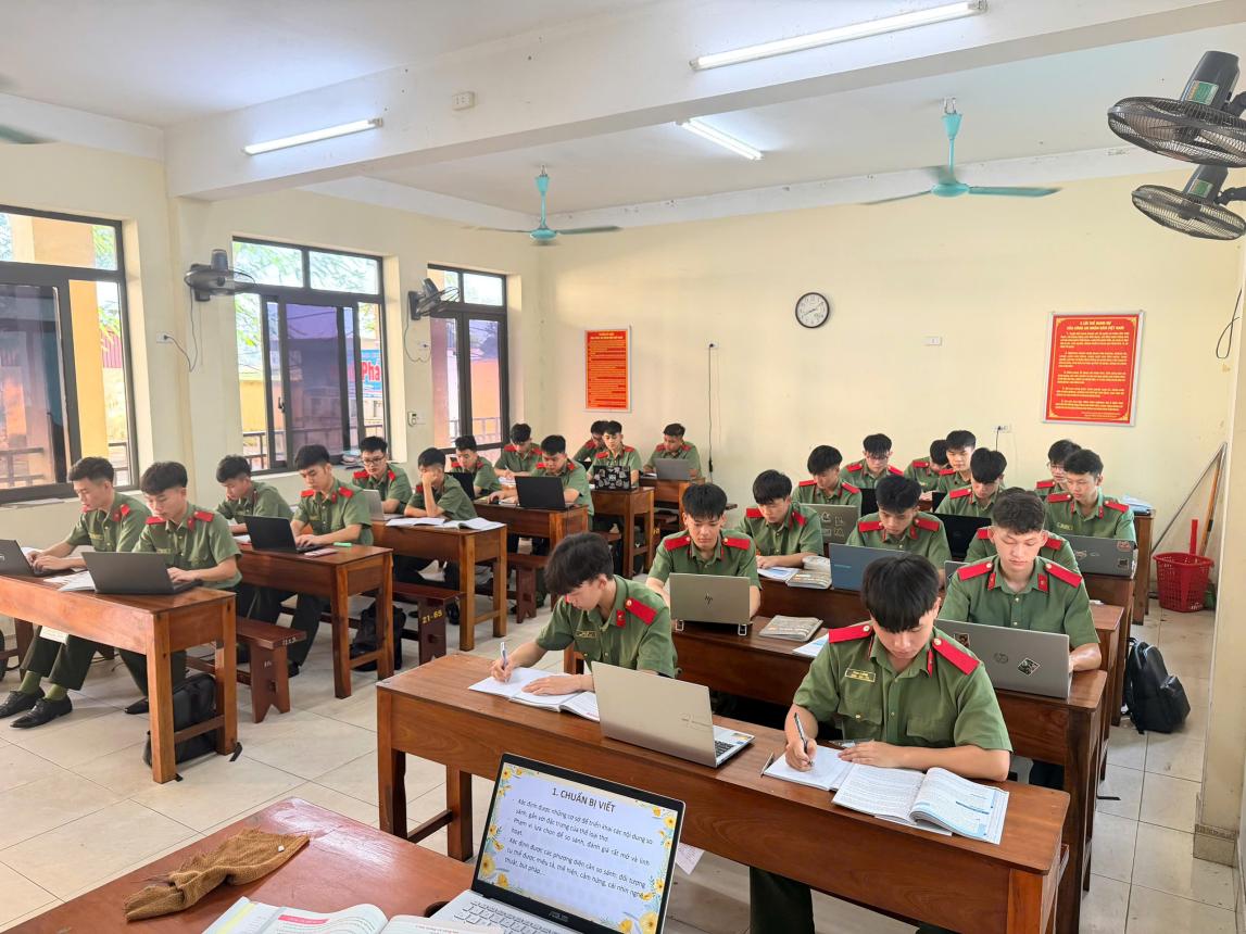 Ảnh 2. Học sinh Trường Văn hóa CANDI tích cực ứng dụng công nghệ thông tin trong học tập, góp phần phát triển năng lực số và nâng cao khả năng tự học.
