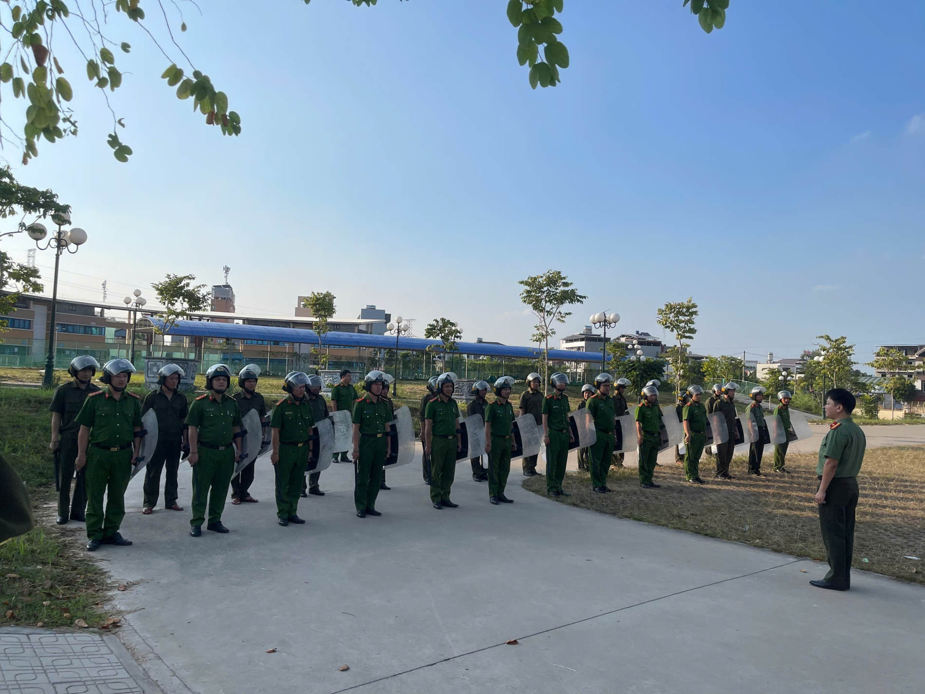 Cán bộ, chiến sĩ Công an phường và lực lượng an ninh trật tự cơ sở luyện tập phương án diễn tập A2