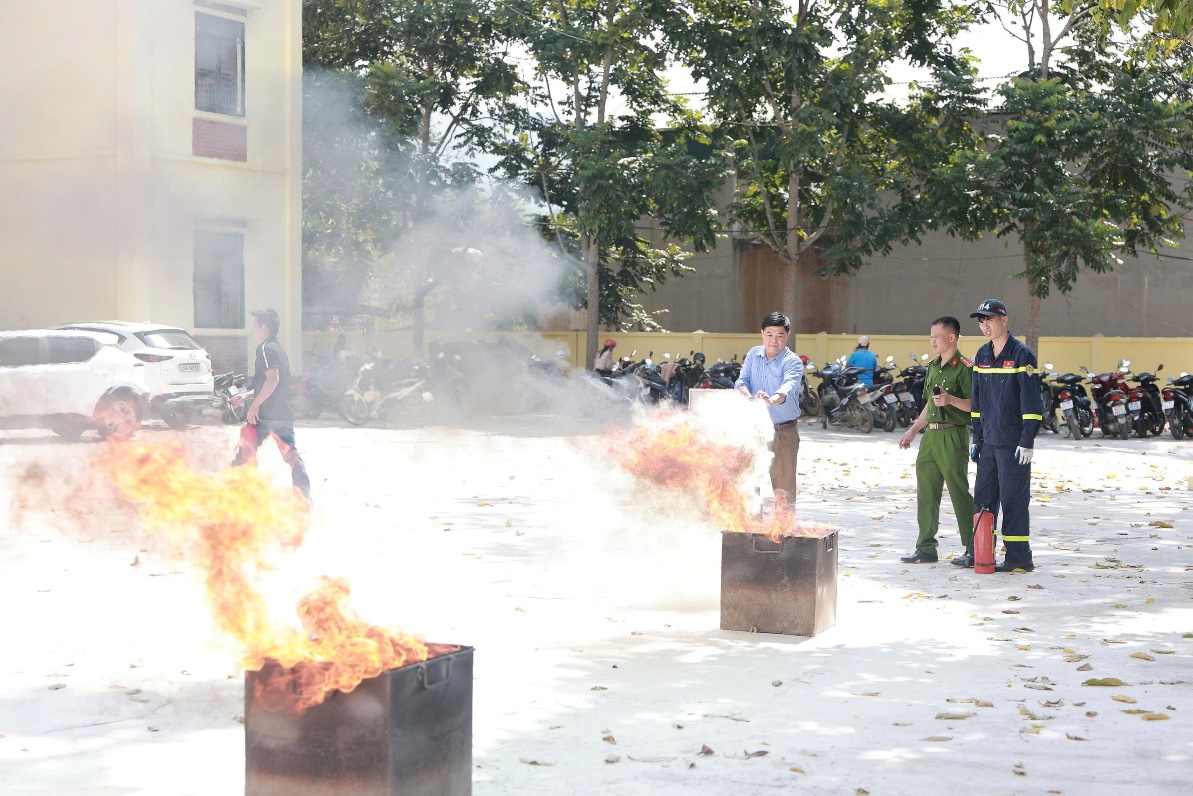 Học viên thực hành các kĩ năng phòng cháy, chữa cháy