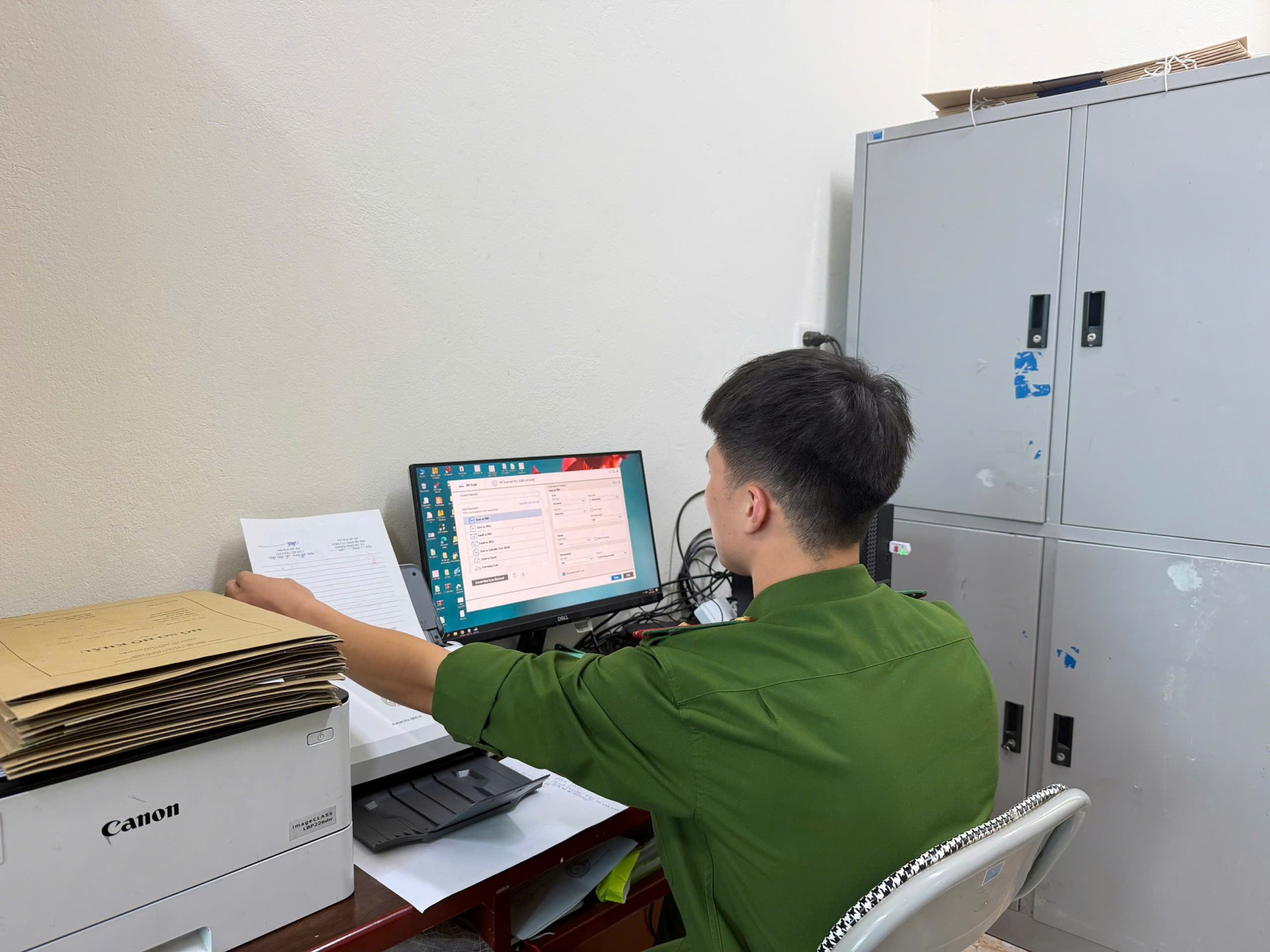 Cán bộ Công an xã tích cực số hóa hồ sơ.