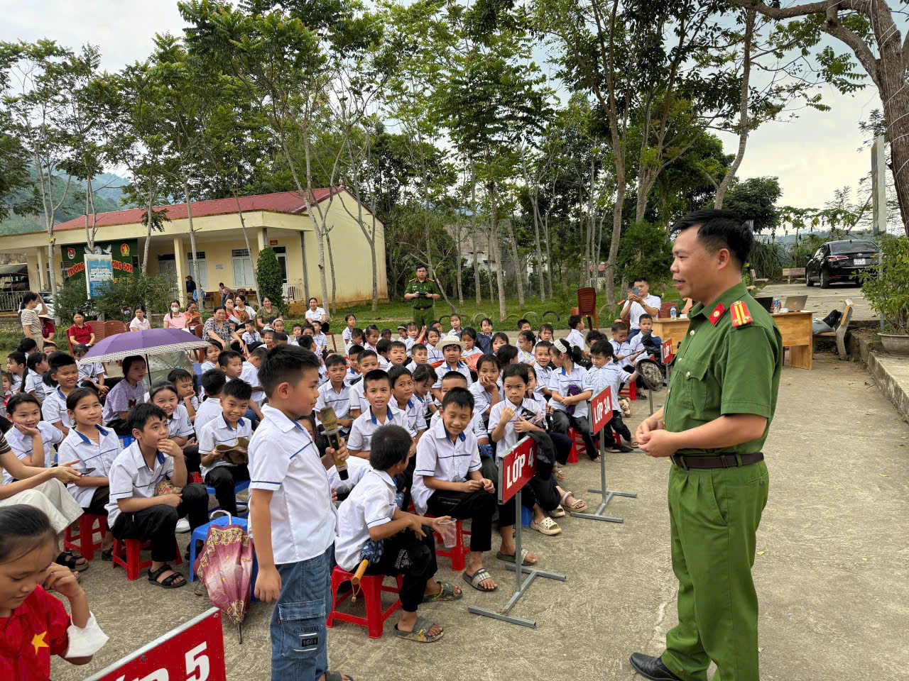 Cán bộ Công an xã tuyên truyền hướng dẫn học sinh tham gia giao thông an toàn