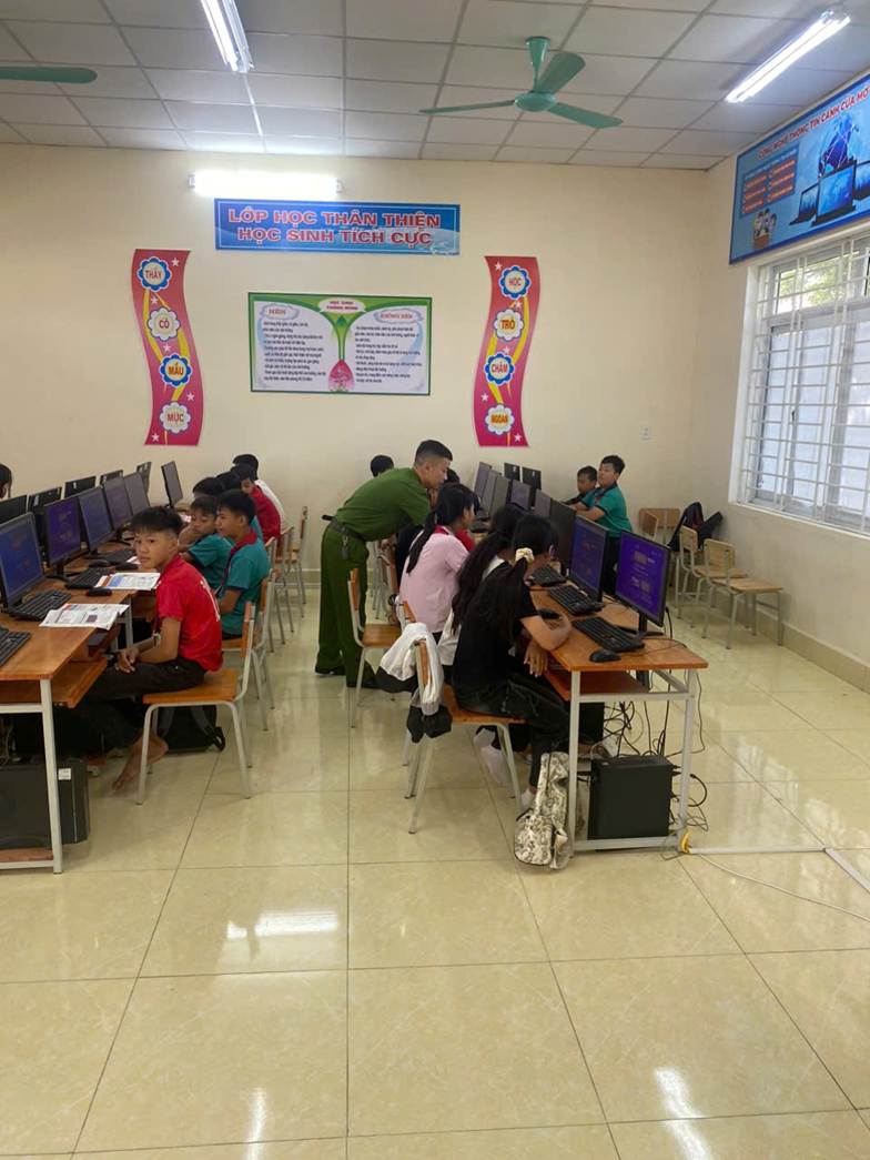  Cán bộ Công an xã tuyên truyền pháp luật cho học sinh