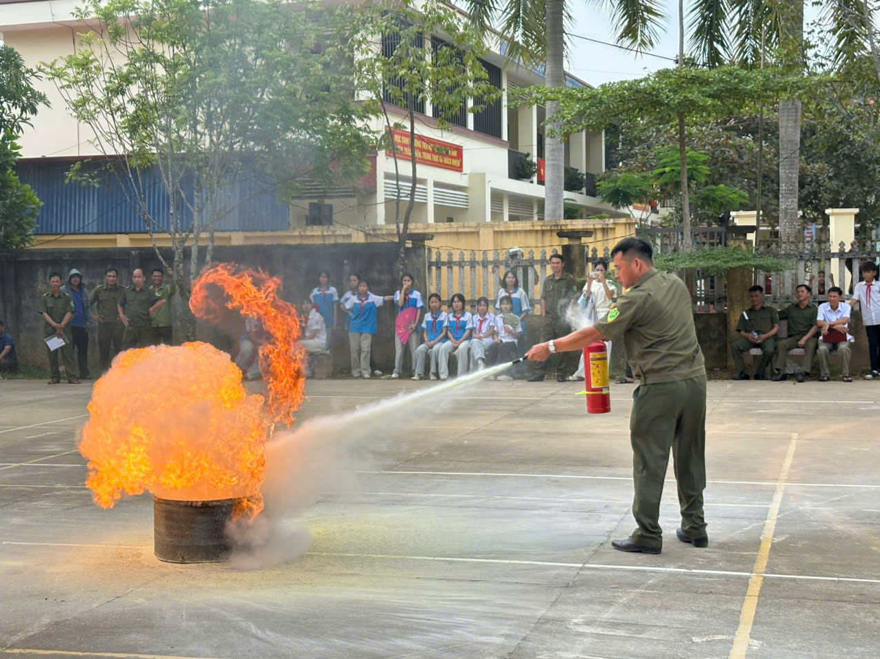 Lực lượng ANTT ở cơ sở thực hành sử dụng bình cứu hỏa 