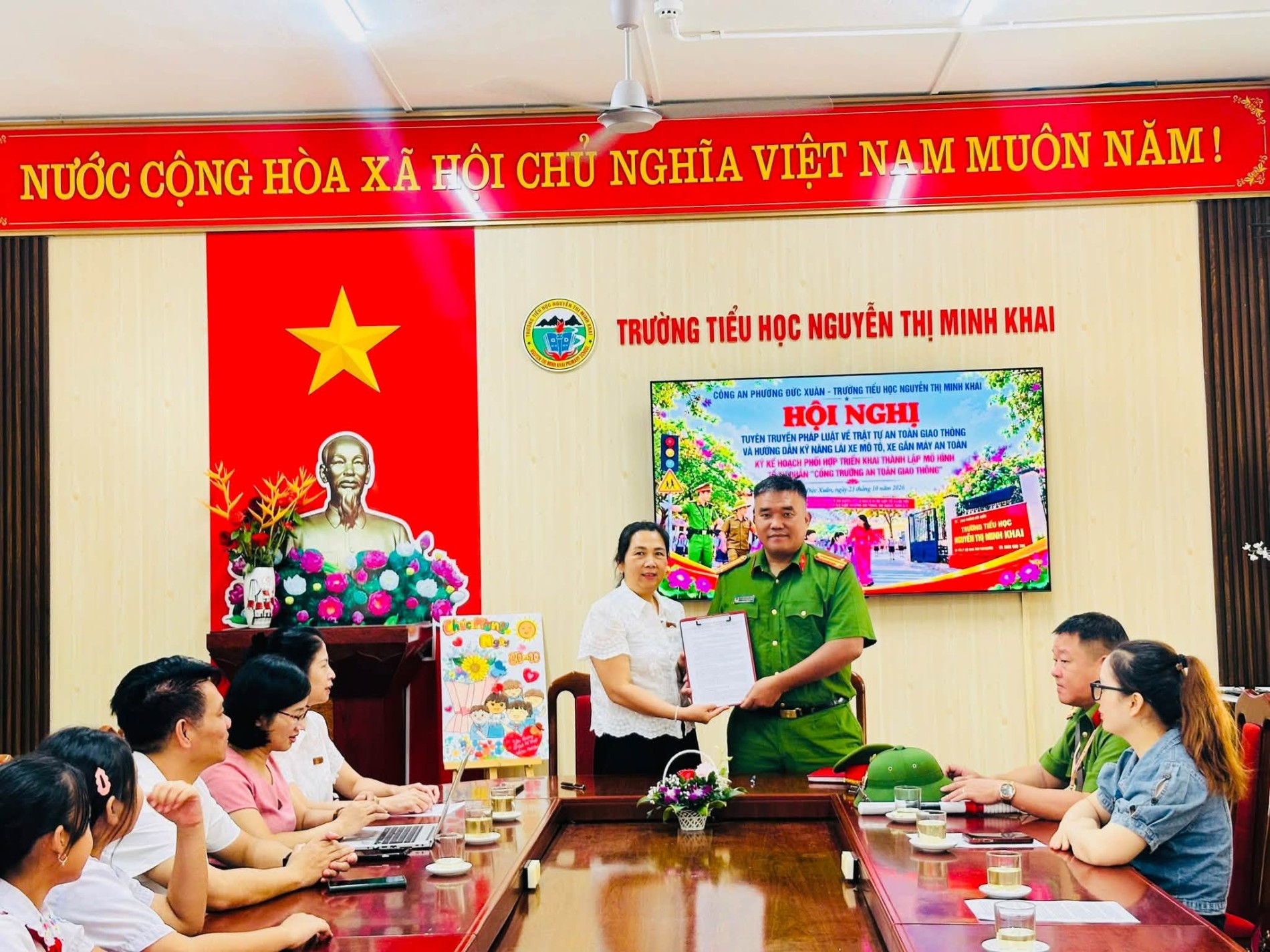 Có thể là hình ảnh về một hoặc nhiều người và văn bản