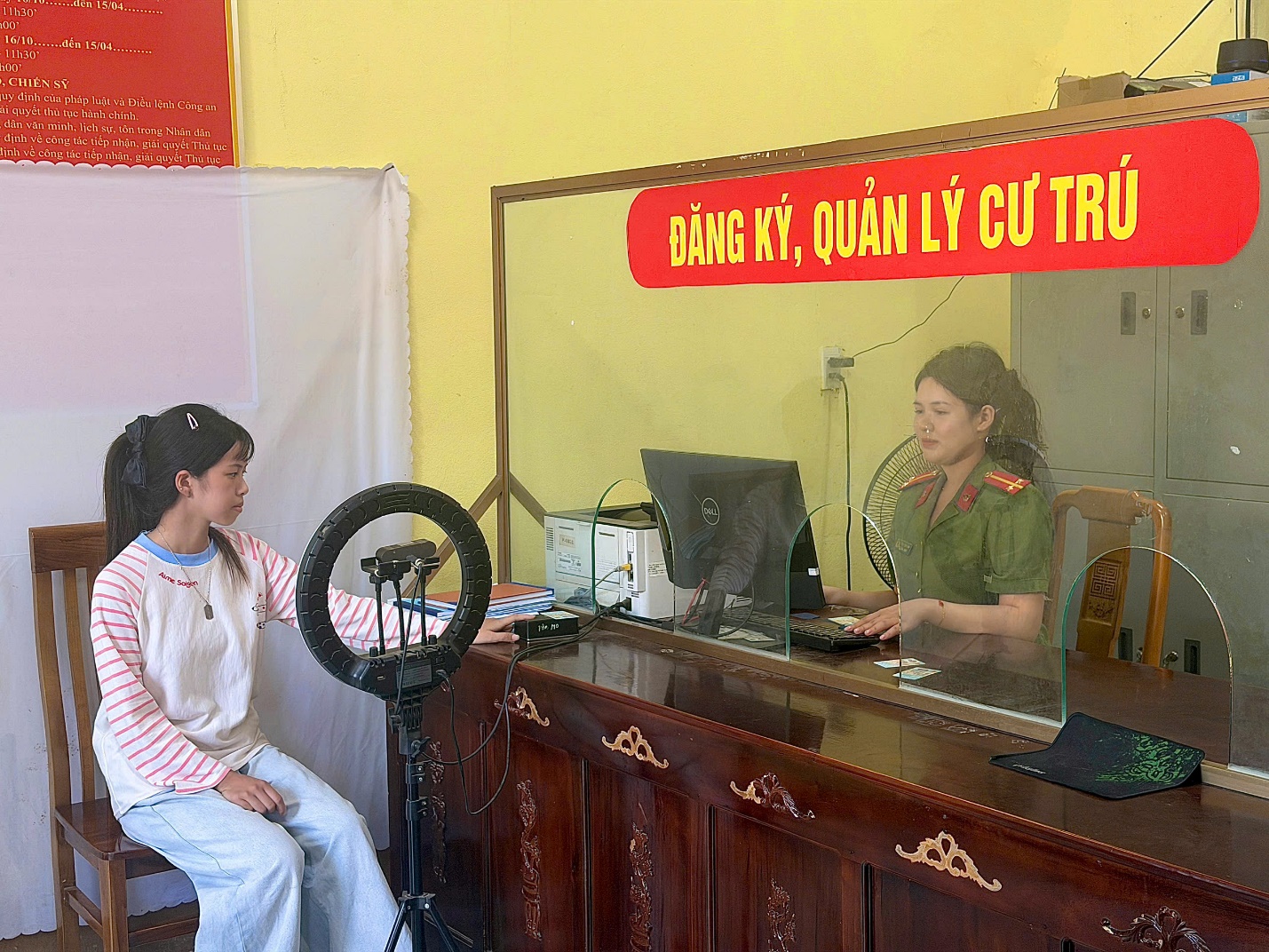 Hình ảnh Công an xã Văn Hán duy trì tiếp dân thứ bảy