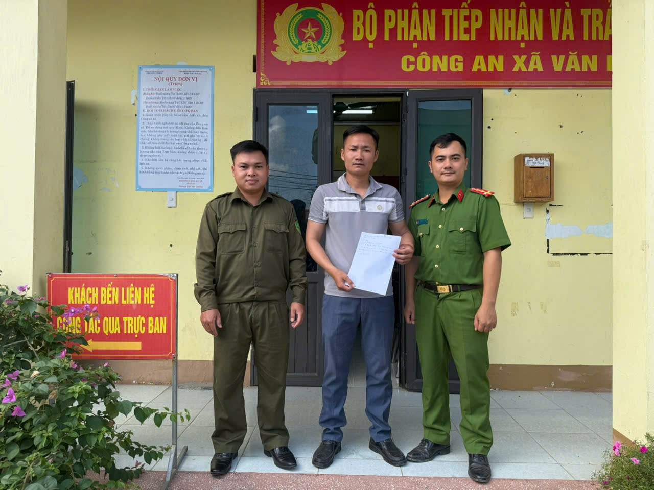Công an xã Văn Hán hỗ trợ công dân trả lại tiền chuyển nhầm.