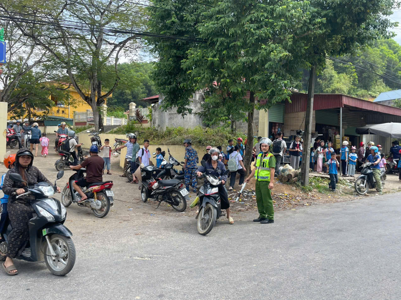 Hình ảnh Công an xã Văn Hán đang đảm bảo trật tự an toàn giao thông tại cổng trường học trên địa bàn xã Văn Hán
