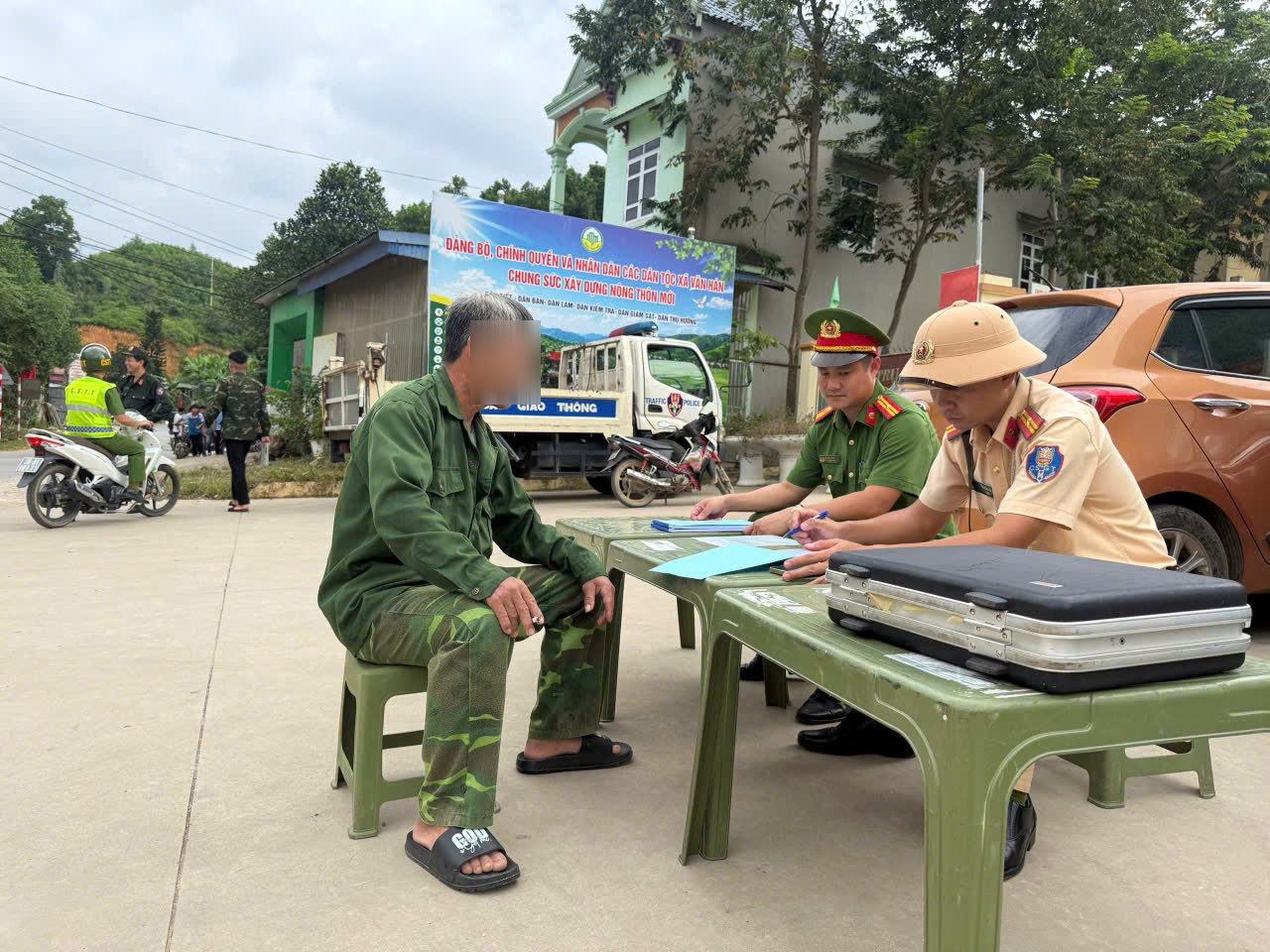 Hình ảnh lực lượng chức năng xử lý người vi phạm trật tự an toàn giao thông