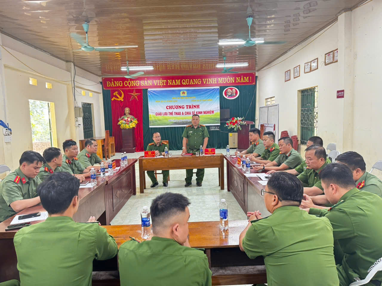 Đ/c Thượng tá Triệu Tài Chu-Trưởng Công an xã Quảng Bạch chia sẻ kinh nghiệm công tác