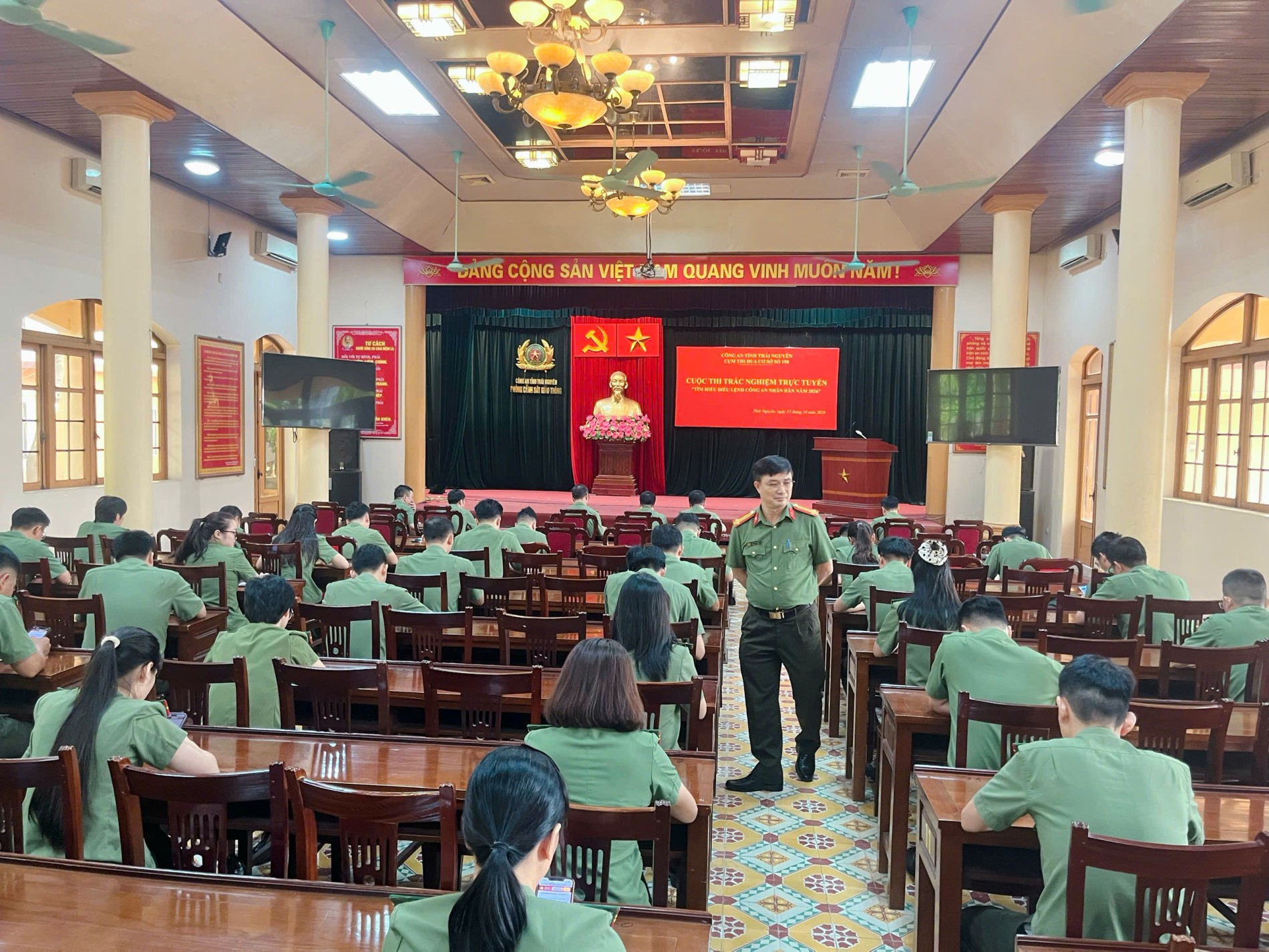 Cán bộ chiến sĩ tham dự Cuộc thi trực tuyến “Tìm hiểu Điều lệnh Công an nhân dân” năm 2026