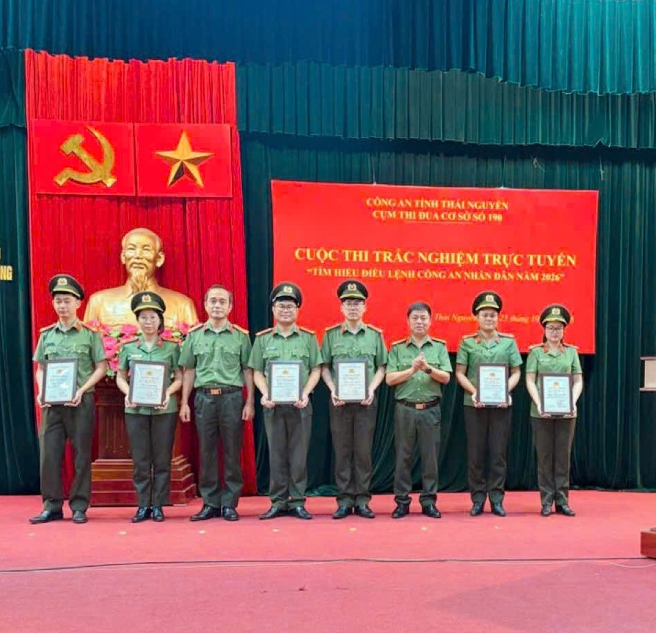 Ban tổ chức Cuộc thi trao giải cho các tập thể, cá nhân