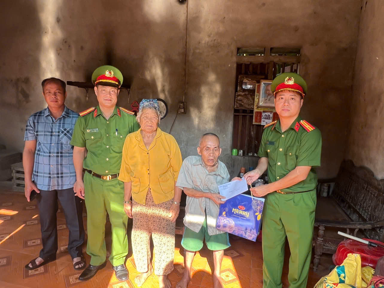 Hình ảnh Công an xã Văn Hán thăm hỏi, động viên các gia đình thuộc hộ nghèo trên điạ bàn xã Văn Hán