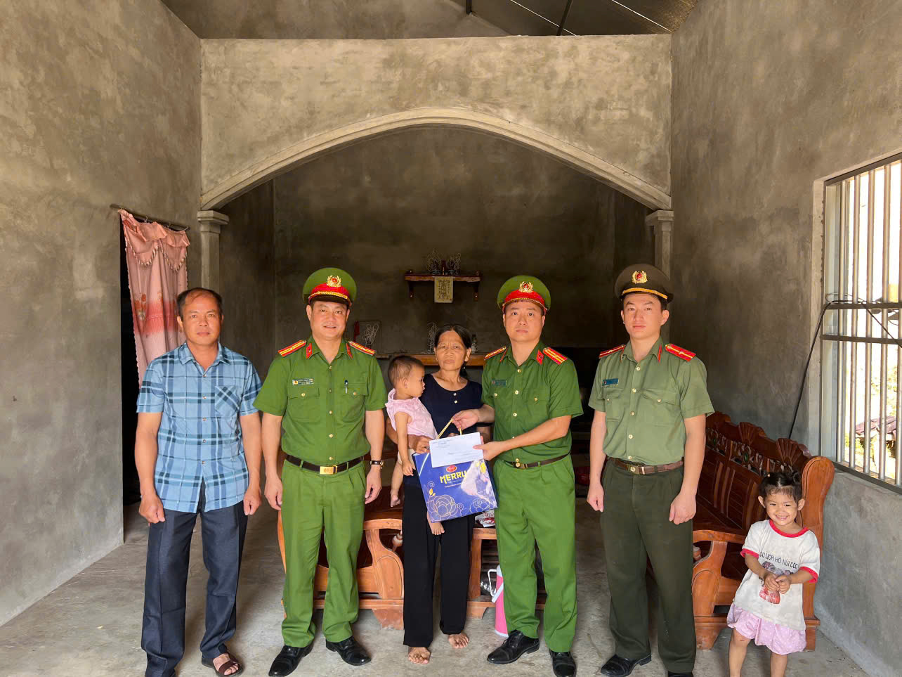 Hình ảnh Công an xã Văn Hán thăm hỏi, động viên các gia đình thuộc hộ nghèo trên điạ bàn xã Văn Hán