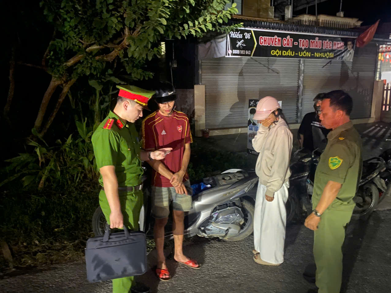 Công an xã kiểm tra hành chính đối với các phương tiện đang lưu thông trên đường tỉnh lộ 269D