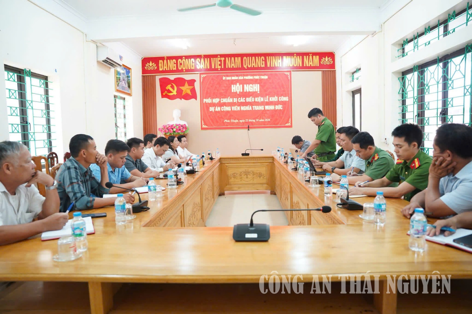 Các đại biểu tham dự hội nghị phối hợp chuẩn bị lễ khởi công các dự án