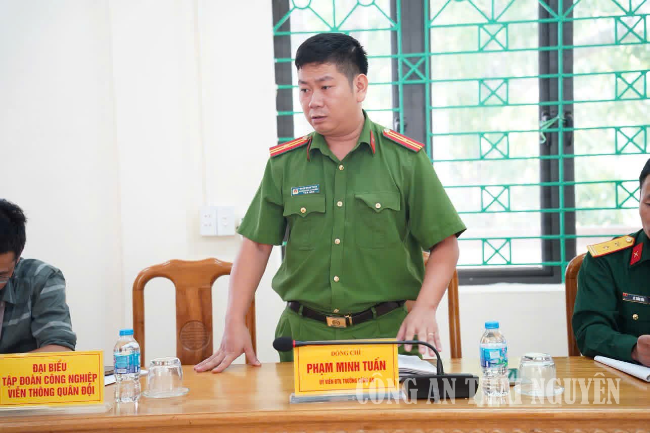 Đồng chí Thiếu tá Phạm Minh Tuấn, Trưởng Công an phường phát biểu tại hội nghị