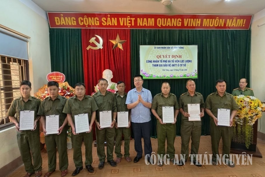 Ra mắt lực lượng tham gia bảo vệ an ninh trật tự cơ sở