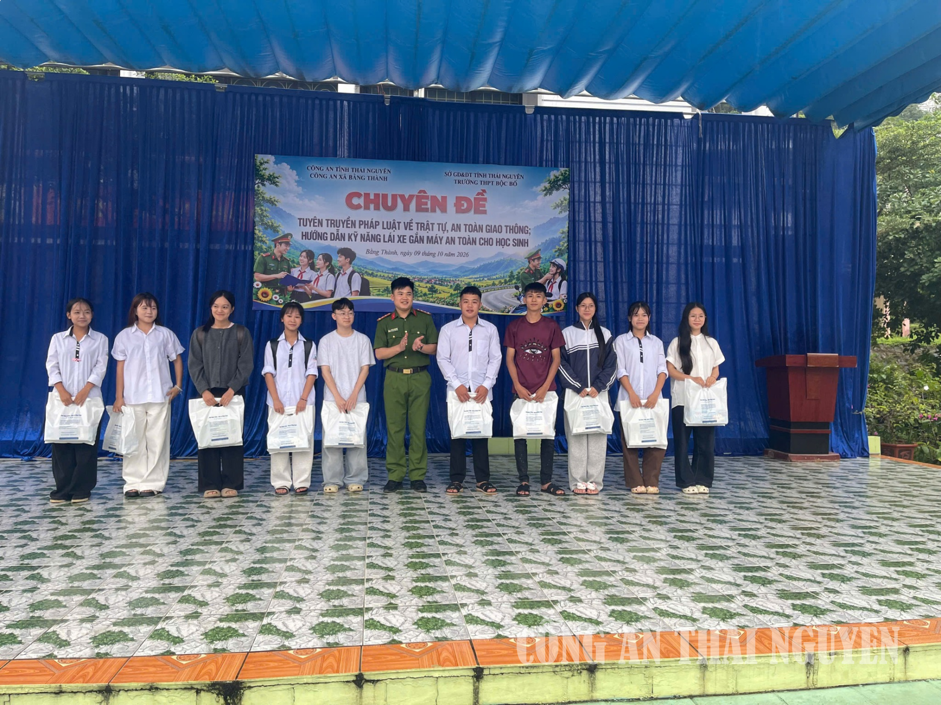 Cán bộ Công an xã tặng quà cho các em học sinh