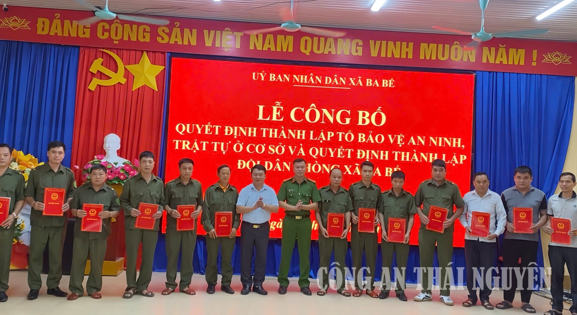 Trao quyết định cho các tổ viên tổ ANTT cơ sở và quyết định thành lập đội dân phòng.