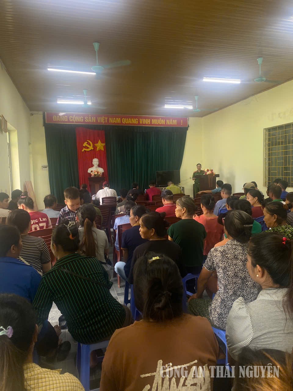 Công an xã tuyên truyền, phổ biến giáo dục pháp luật cho người dân