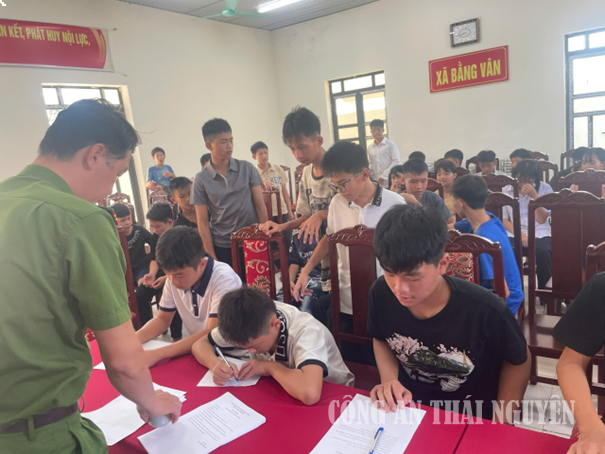 Công an xã hướng dẫn học sinh ký cam kết không hút thuốc lá