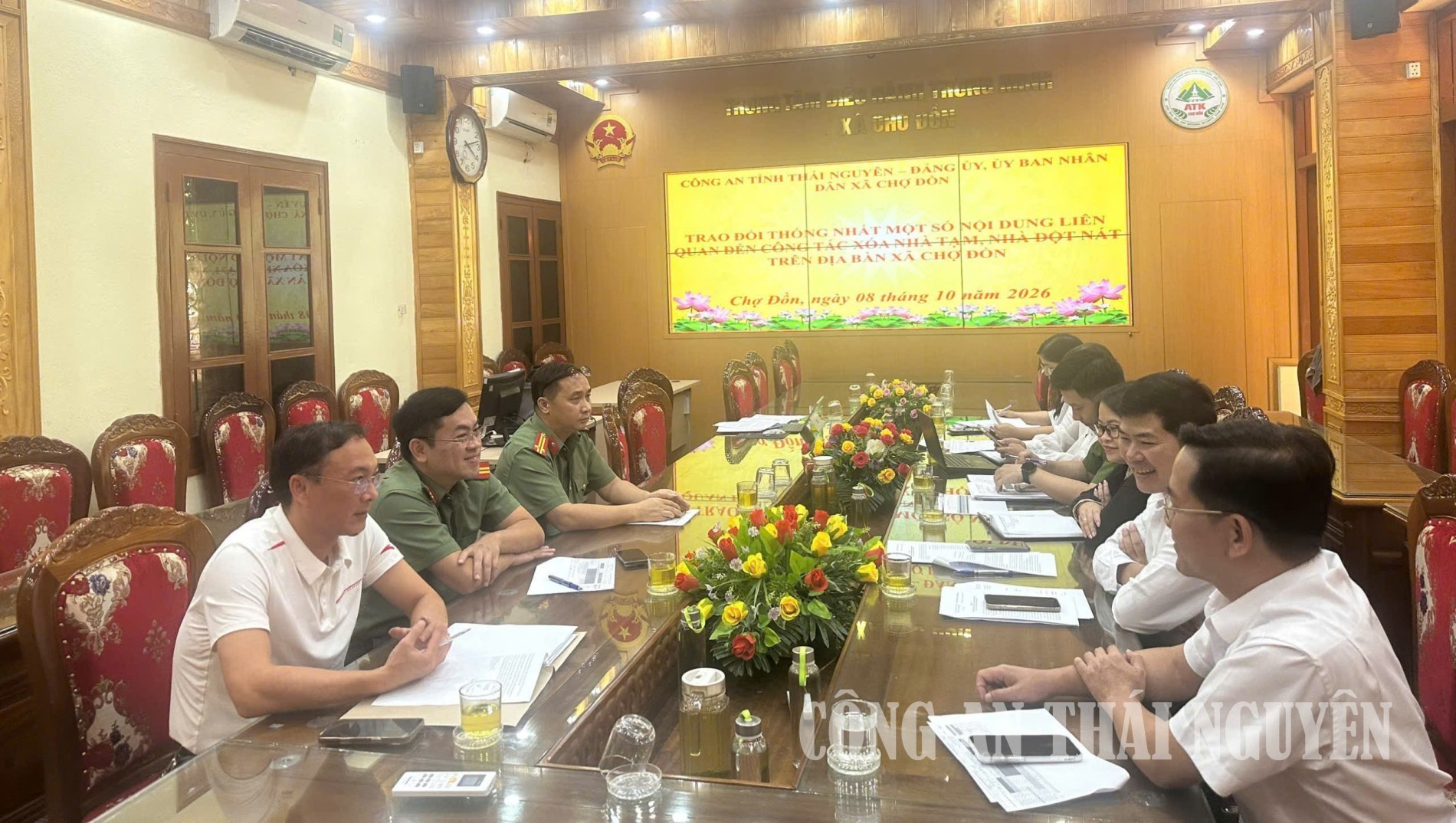 Trao đổi nội dung liên quan đến công tác xóa nhà tạm, nhà dột nát trên địa bàn xã Chợ Đồn
