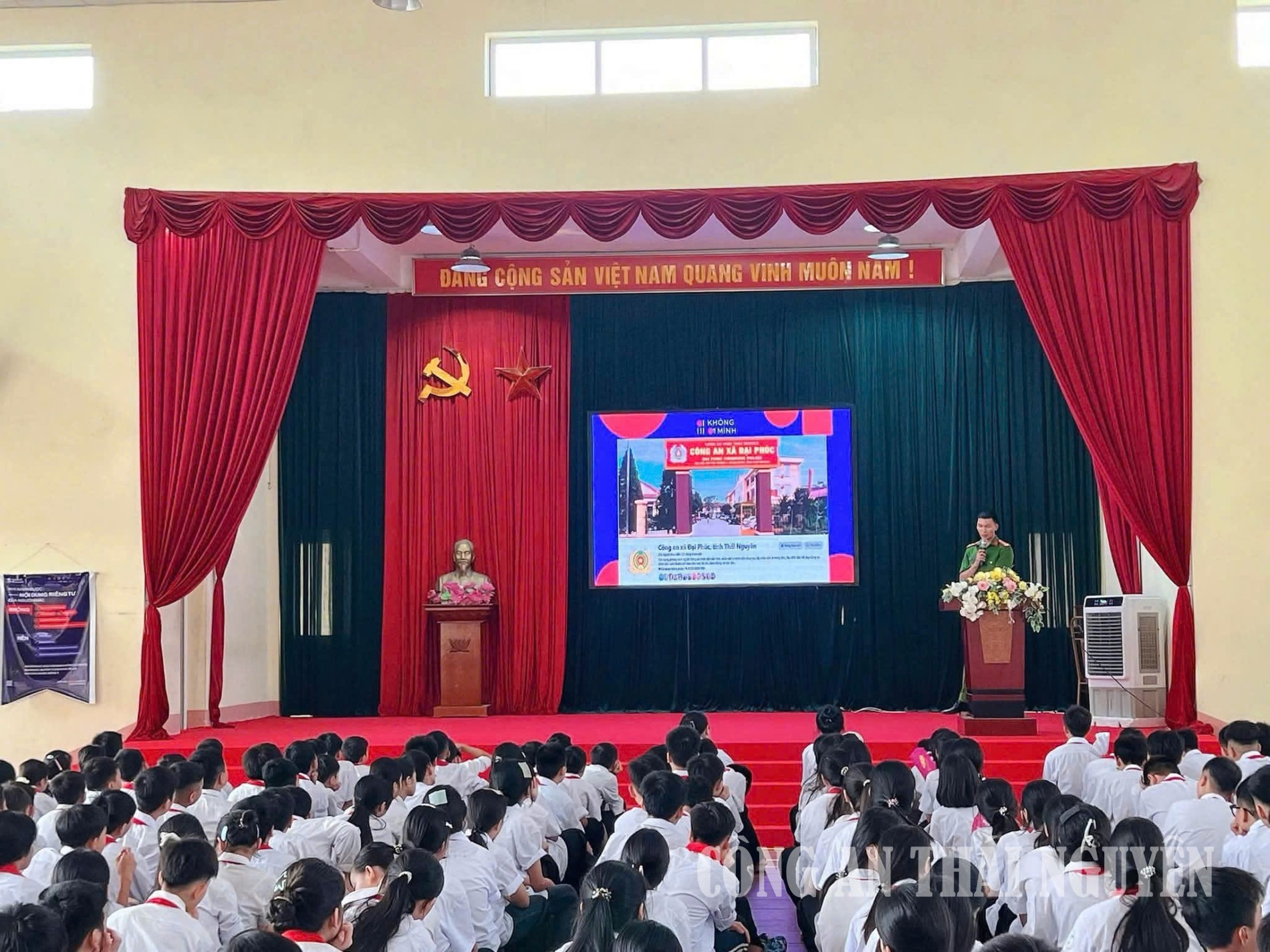 Cán bộ Công an xã tuyên truyền pháp luật cho học sinh