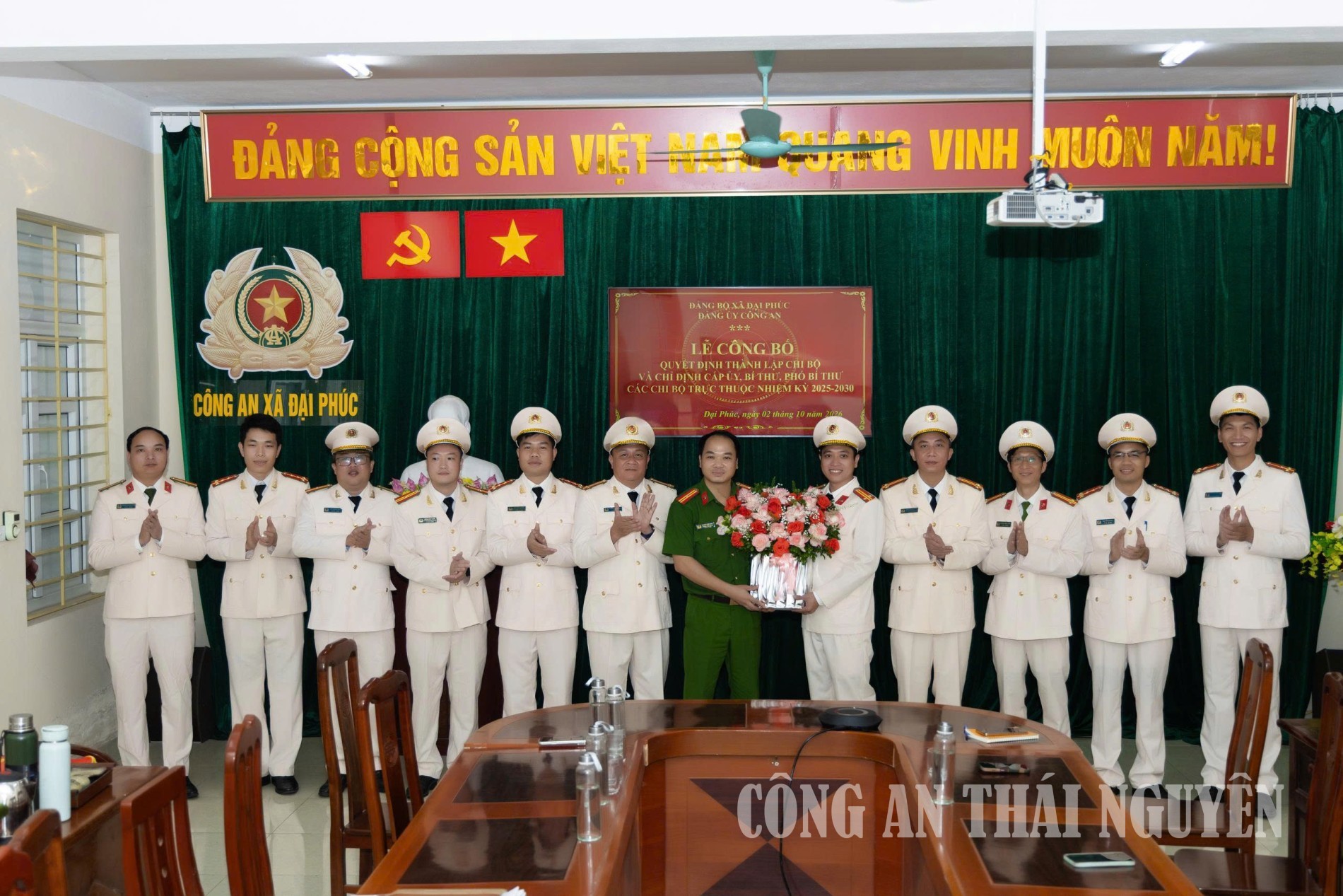 Đồng chí Bí thư Đảng ủy Công an xã tặng hoa chúc mừng cấp ủy các chi bộ trực thuộc, nhiệm kỳ 2025-2030