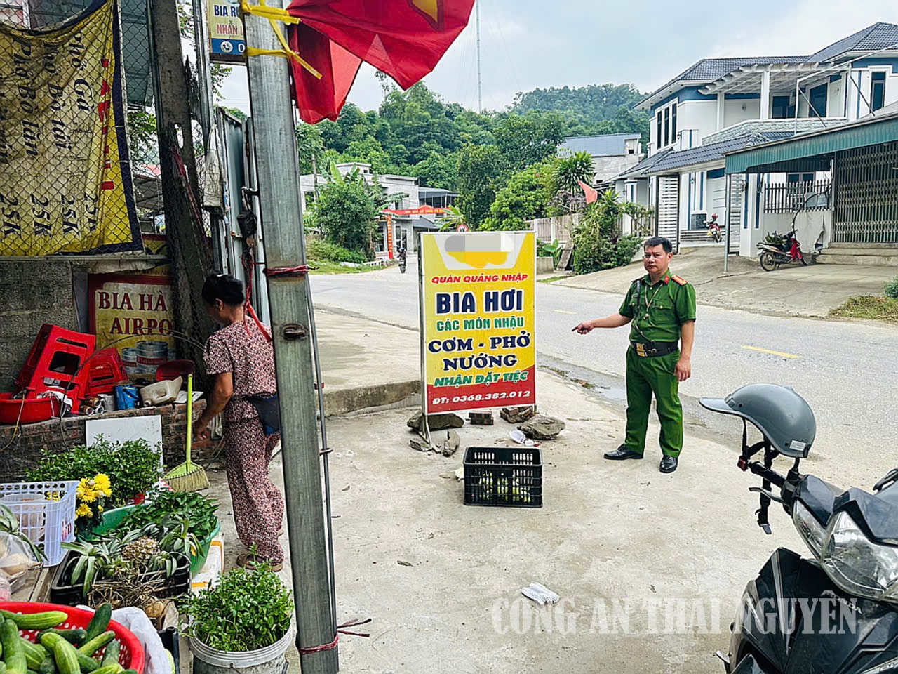 Tổ công tác nhắc nhở các hộ kinh doanh chấp hành an toàn hành lang giao thông và mỹ quan trong khu dân cư