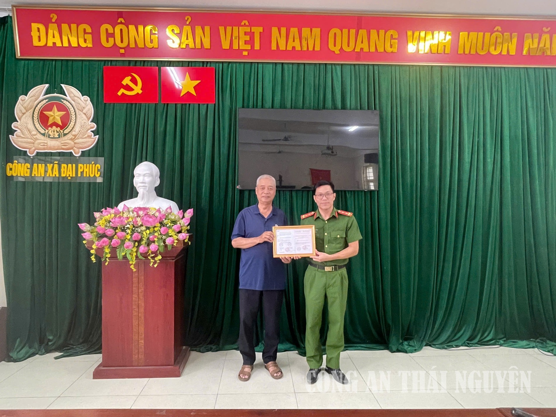 Cán bộ Công an xã bàn giao giấy chứng nhận cấp con dấu cho Hội Cựu CAND xã Đại Phúc