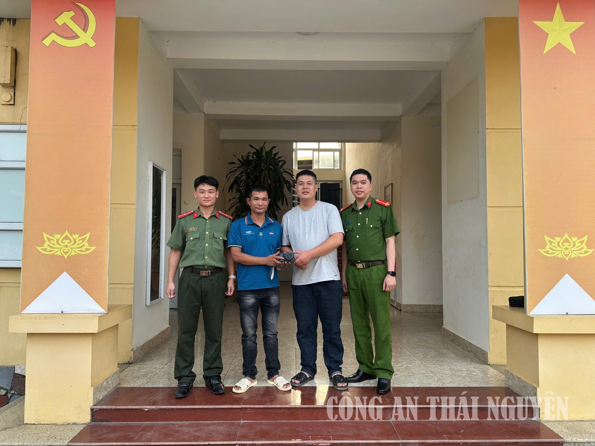 Cán bộ Công an xã bàn giao tài sản cho anh Lý Anh Tuấn