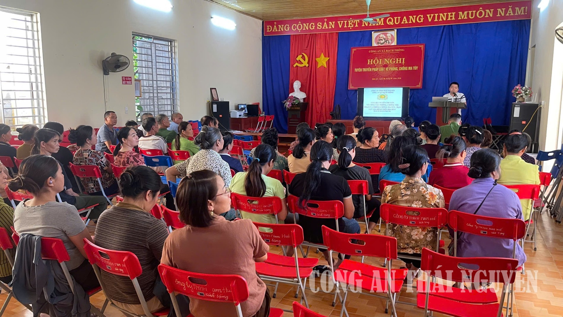 Bà con tham gia buổi tuyên truyền