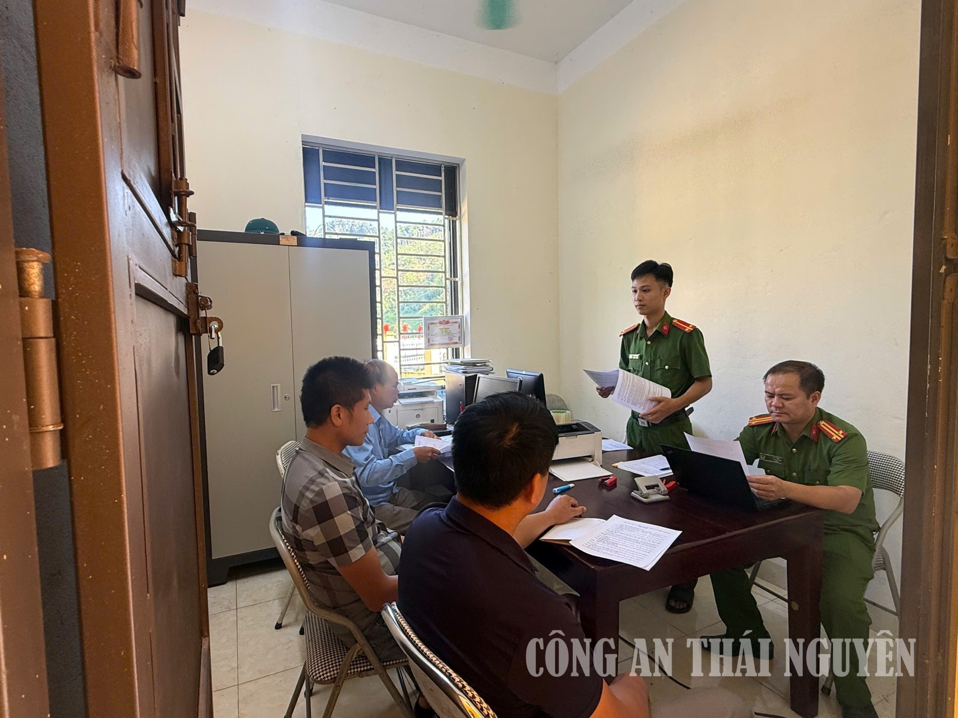 Công an xã Hiệp Lực làm việc với 02 cơ sở kinh doanh có điều kiện về ANTT