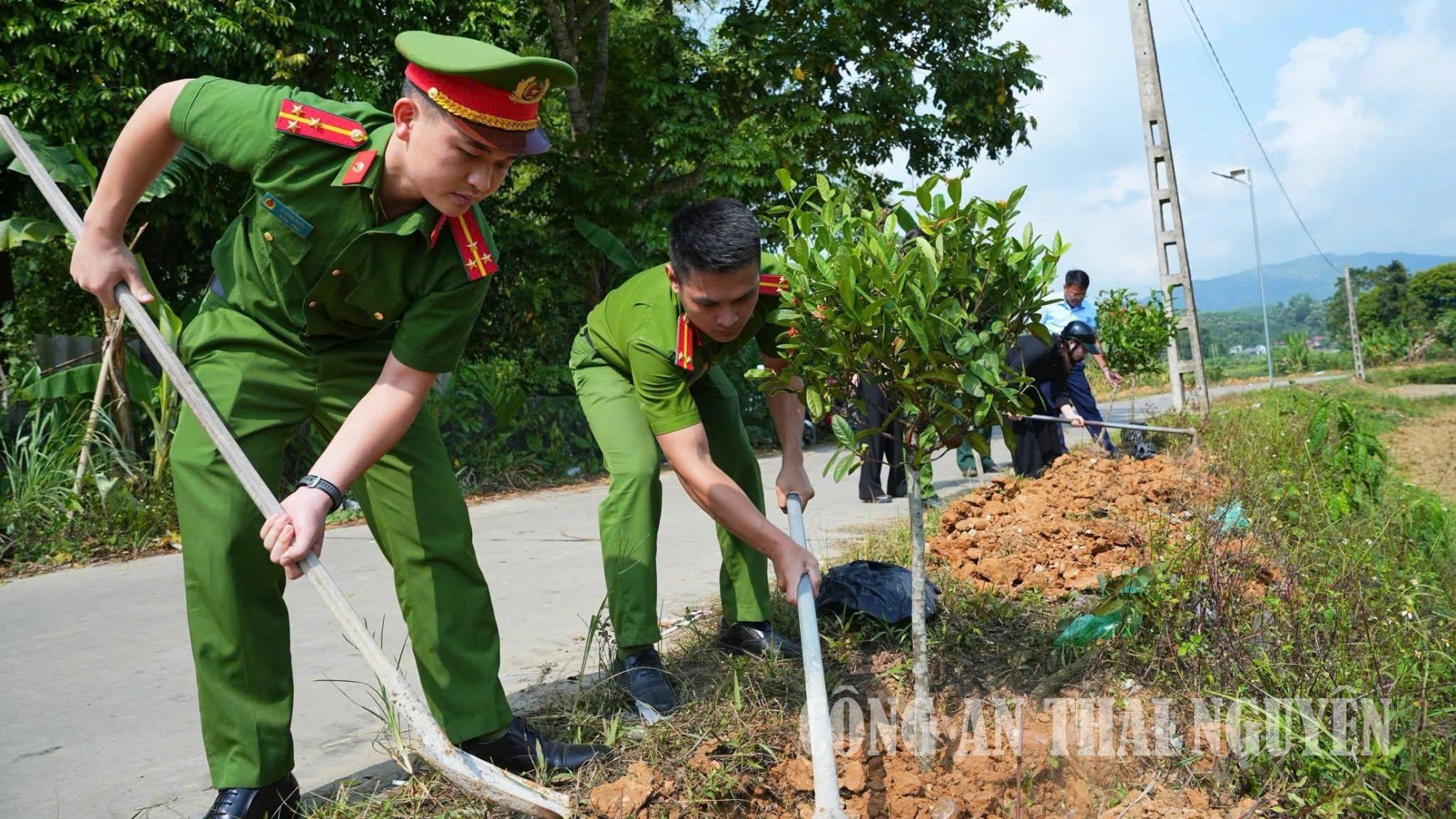 Cán bộ, chiến sĩ Công an xã tham gia trồng cây tại thôn Làng Quặng