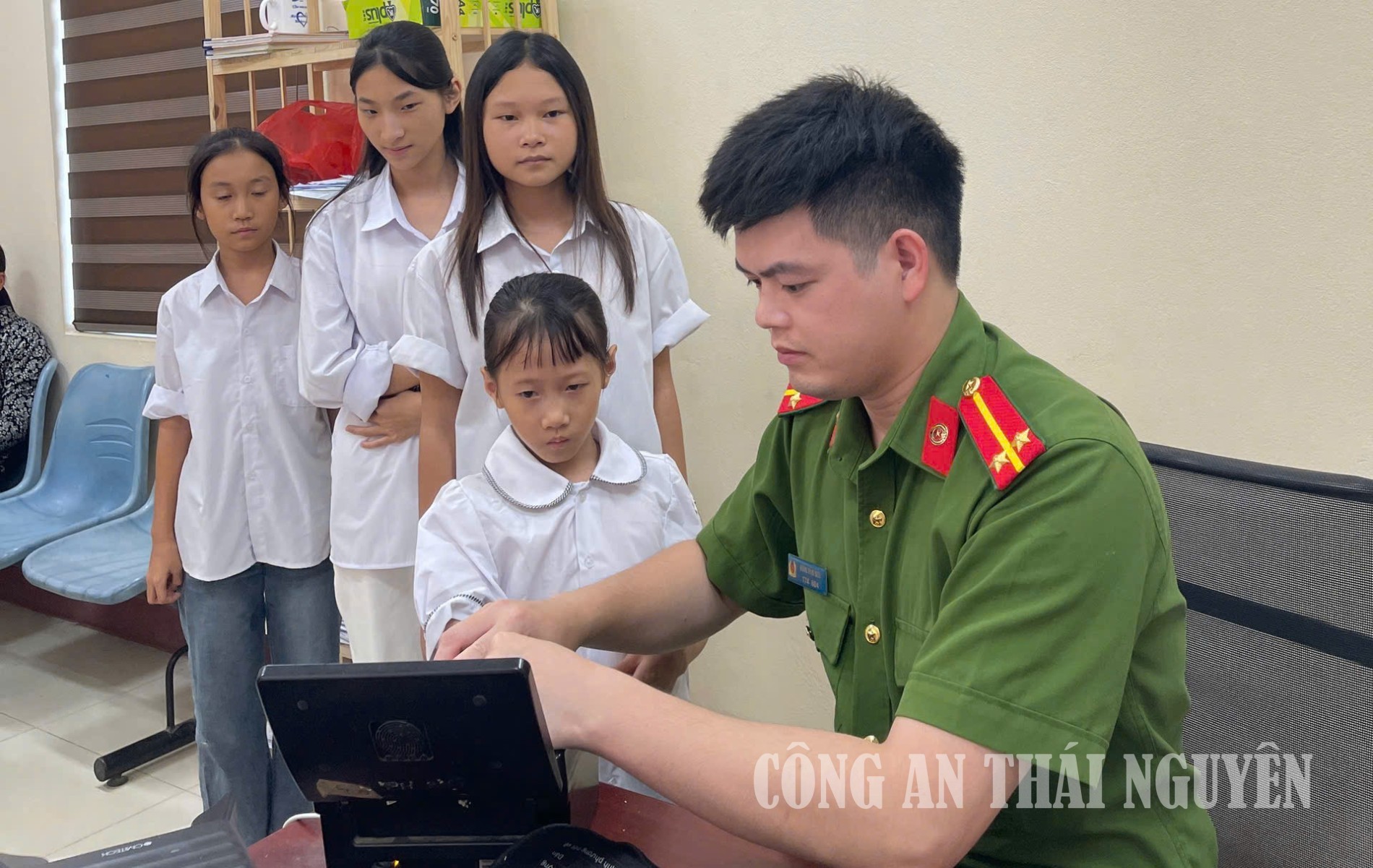 Cán bộ công an xã thu nhận hồ sơ căn cước cho trẻ dưới 14 tuổi