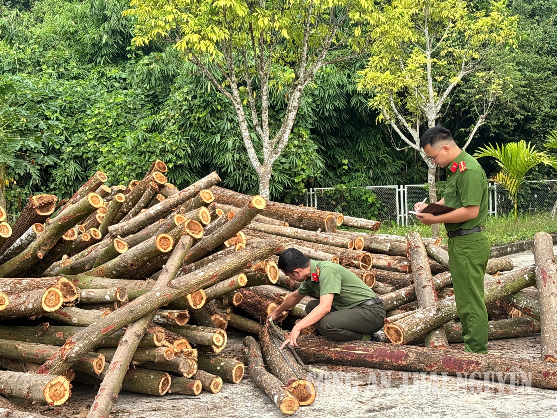 Công an xã khám nghiệm hiện trường