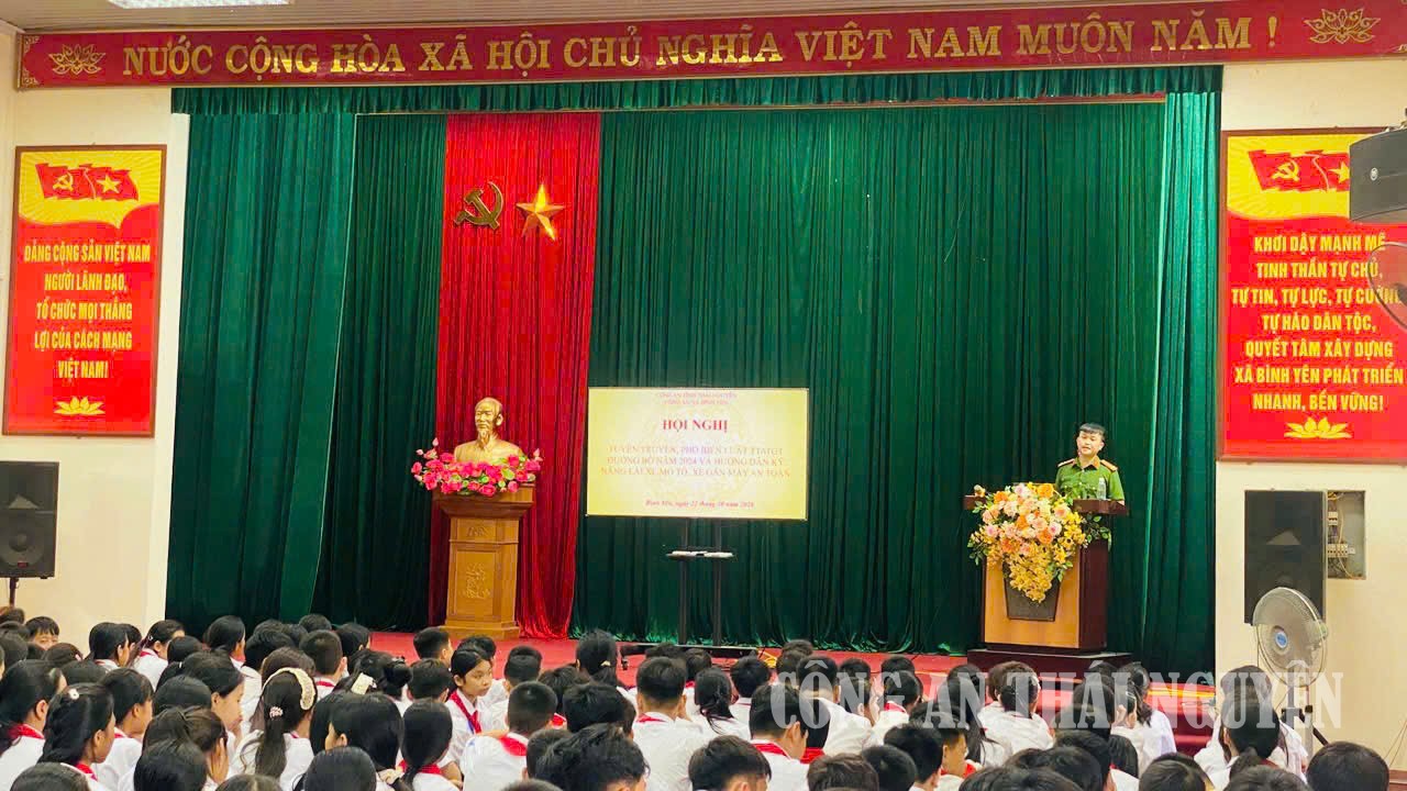 Công an xã tuyên truyền pháp luật về TTATGT tại trường TH&THCS Bình Yên