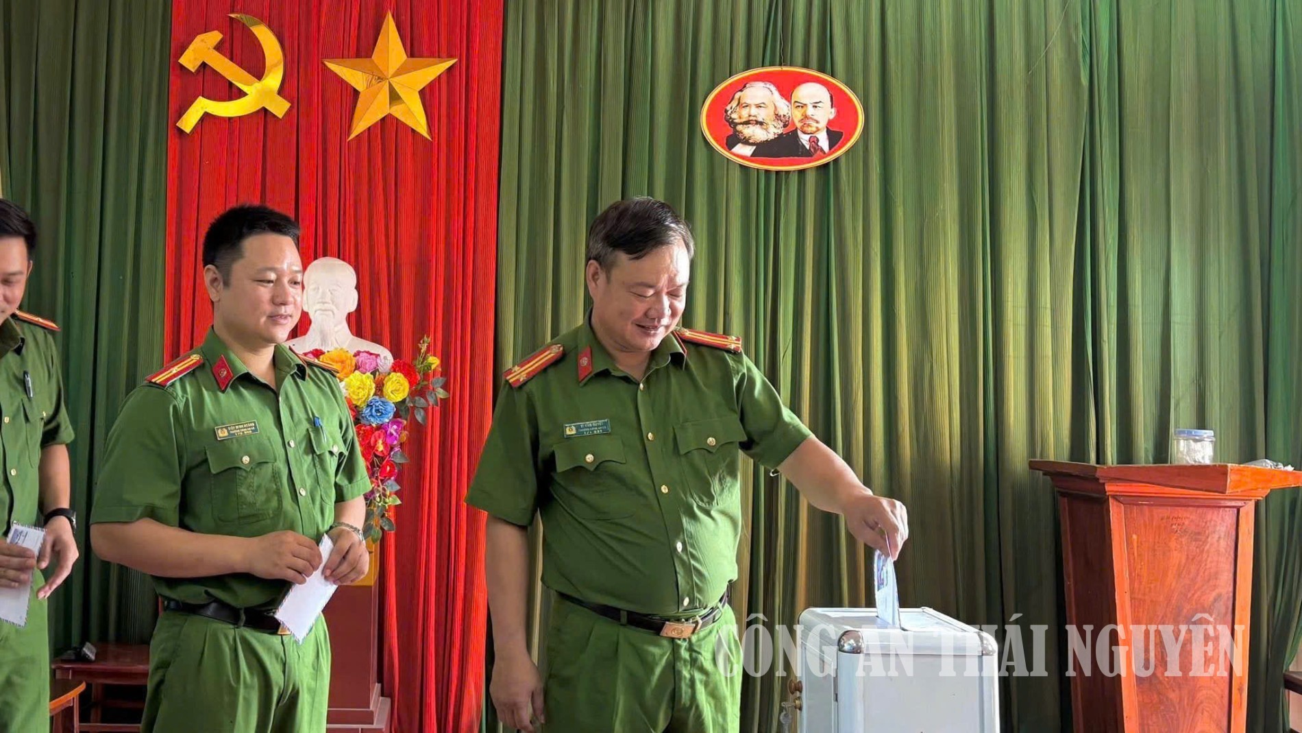 BY ảnh ủng hộ trong phong trào NTM