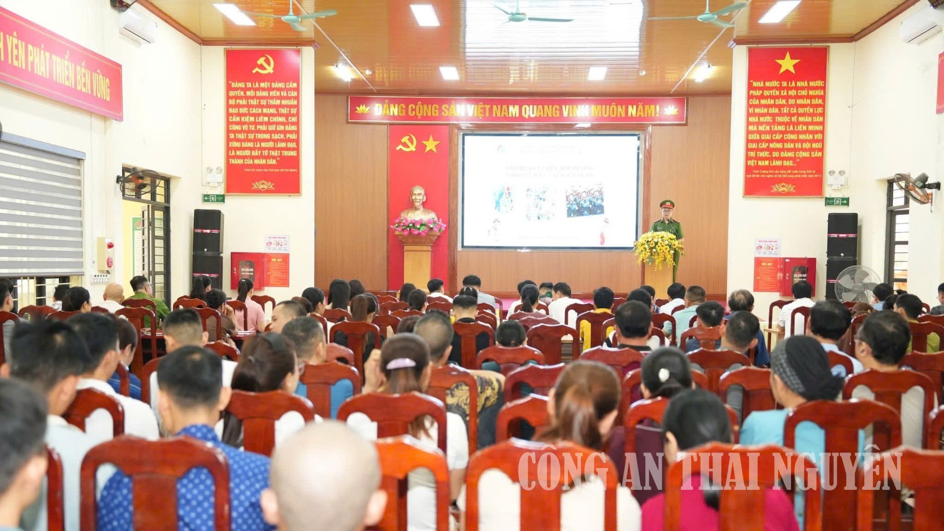Toàn cảnh hội nghị