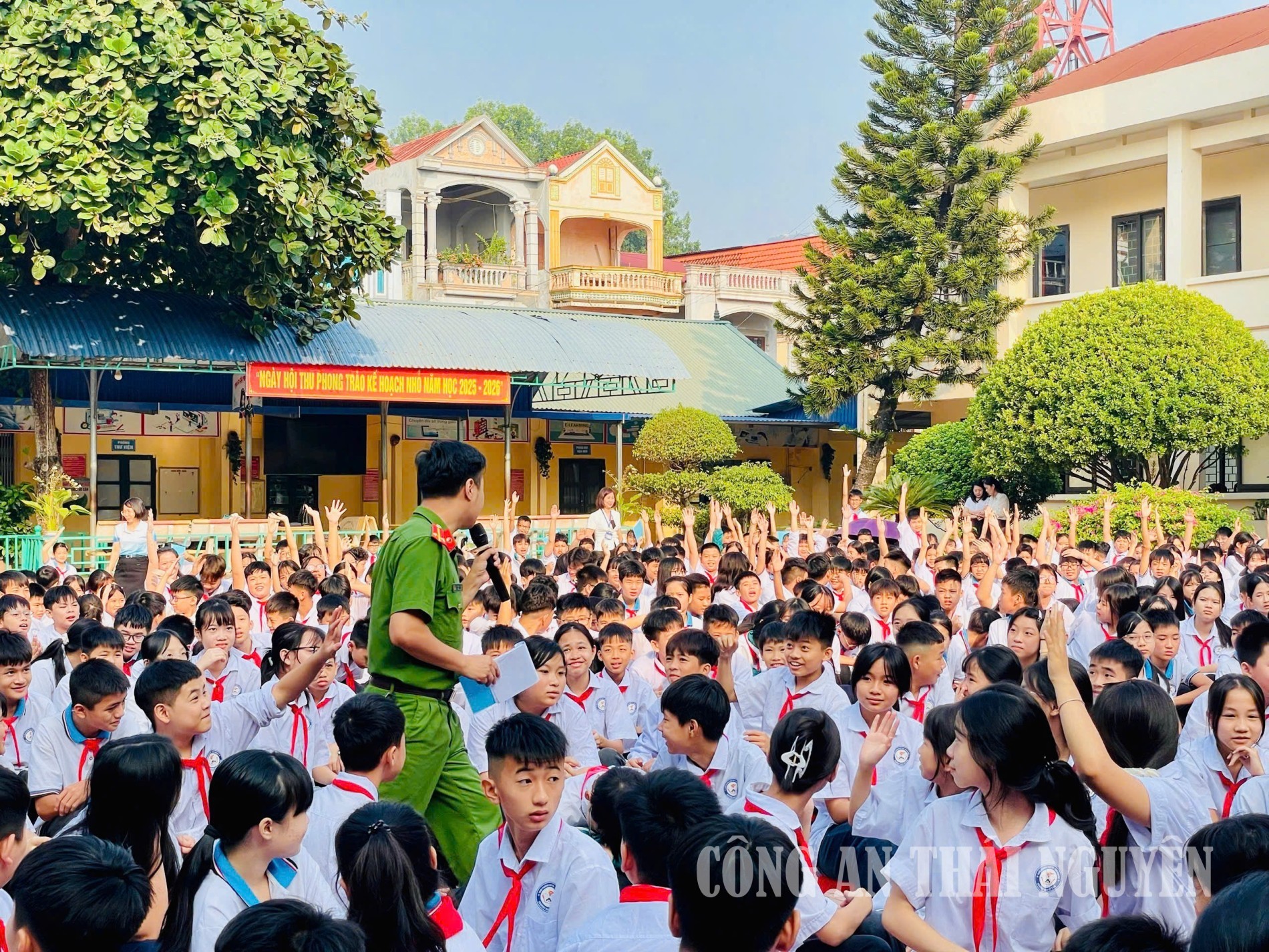Giao lưu, đặt câu hỏi về pháp luật đối với các em học sinh