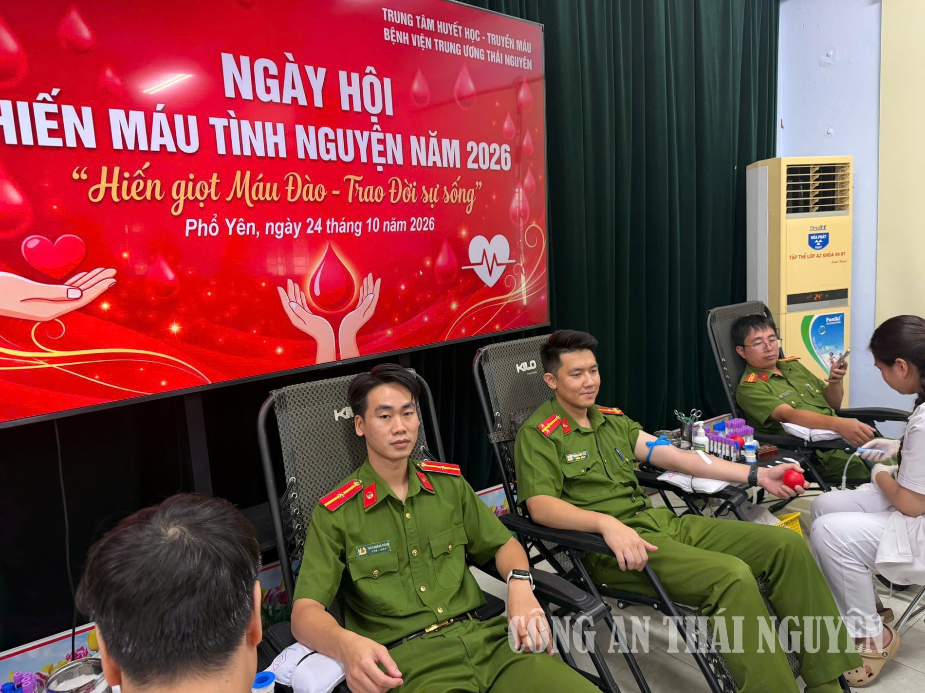 Cán bộ, chiến sĩ Công an phường tham gia hiến máu.