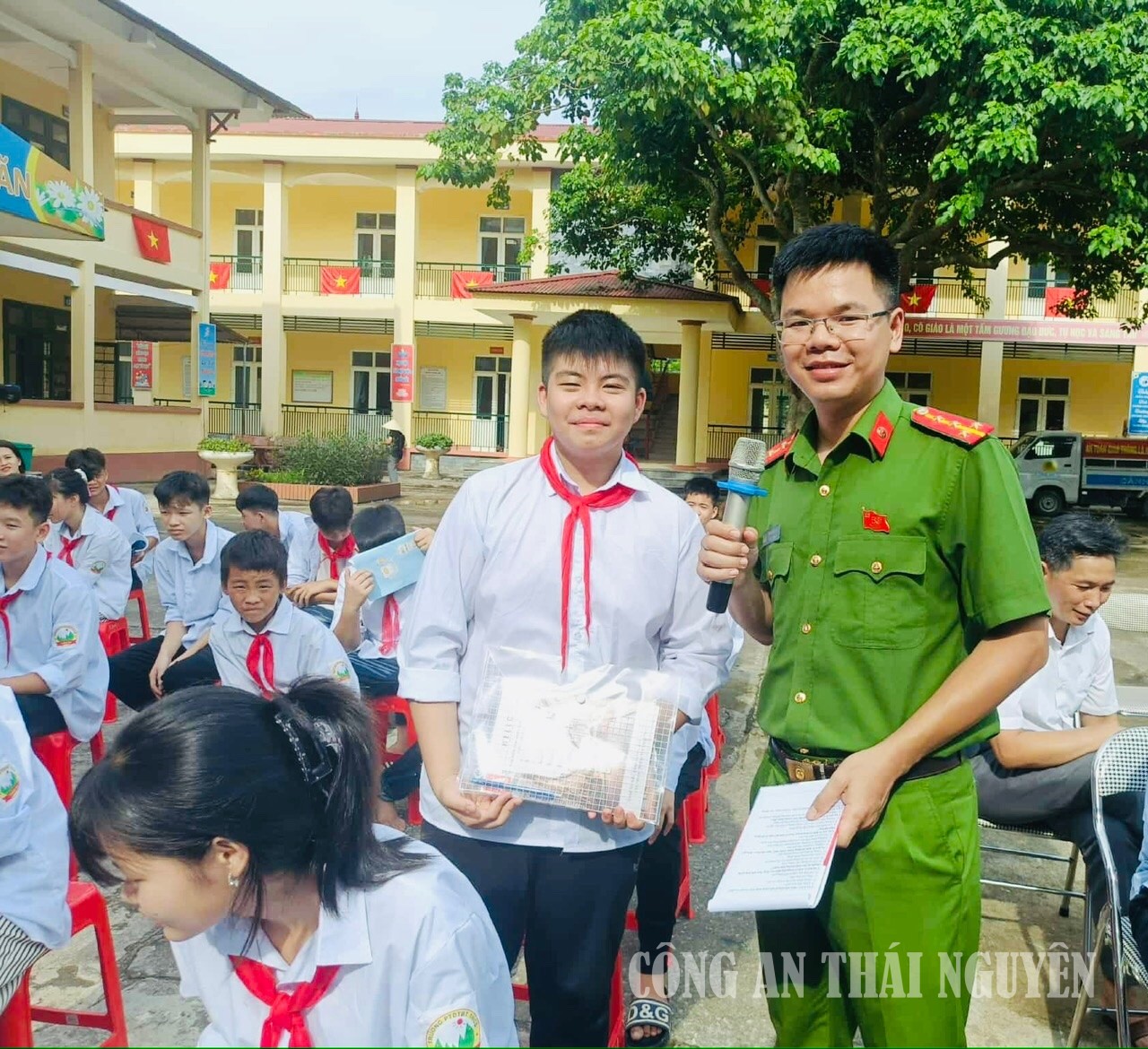 Cán bộ Công an xã đặt câu hỏi tình huống cho các bạn học sinh