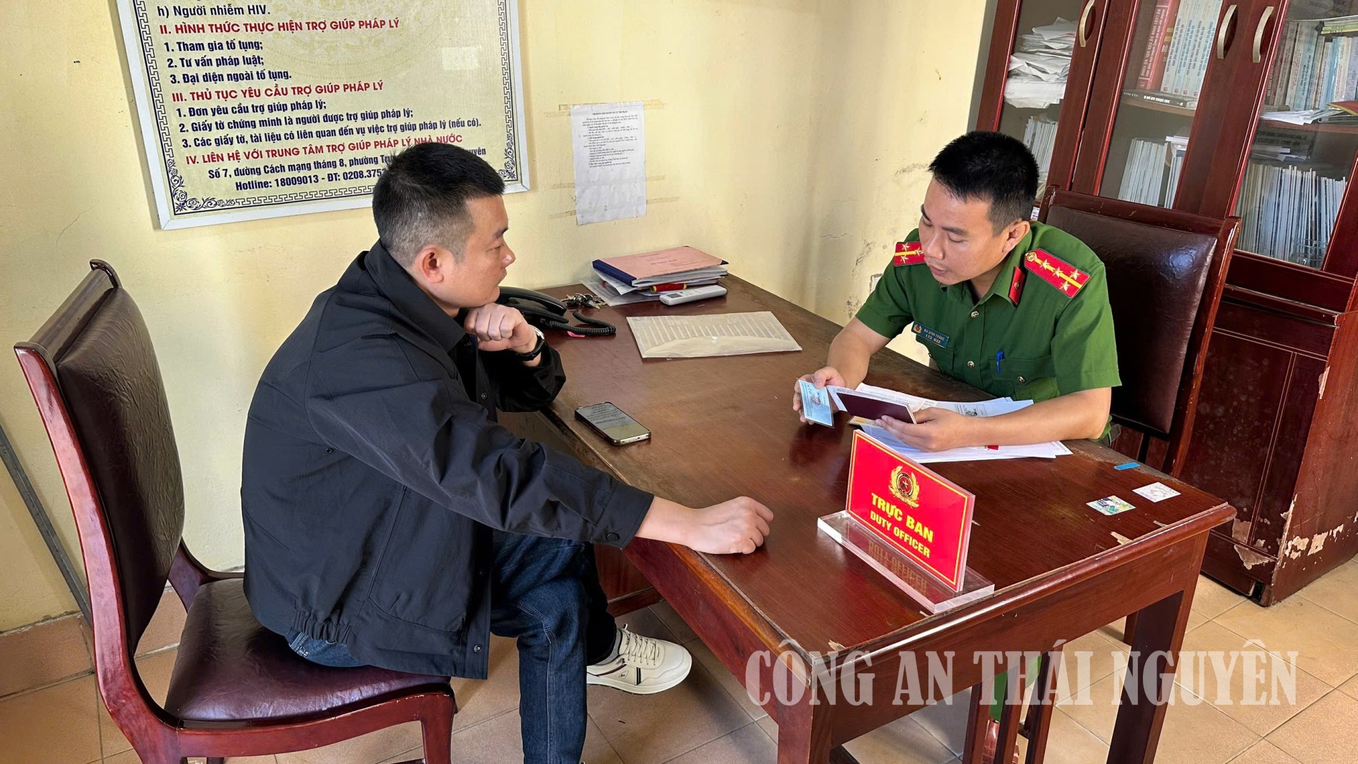 Cán bộ Công an xã hướng dẫn chủ hộ gia đình khai báo tạm trú cho người nước ngoài trên phần mềm.
