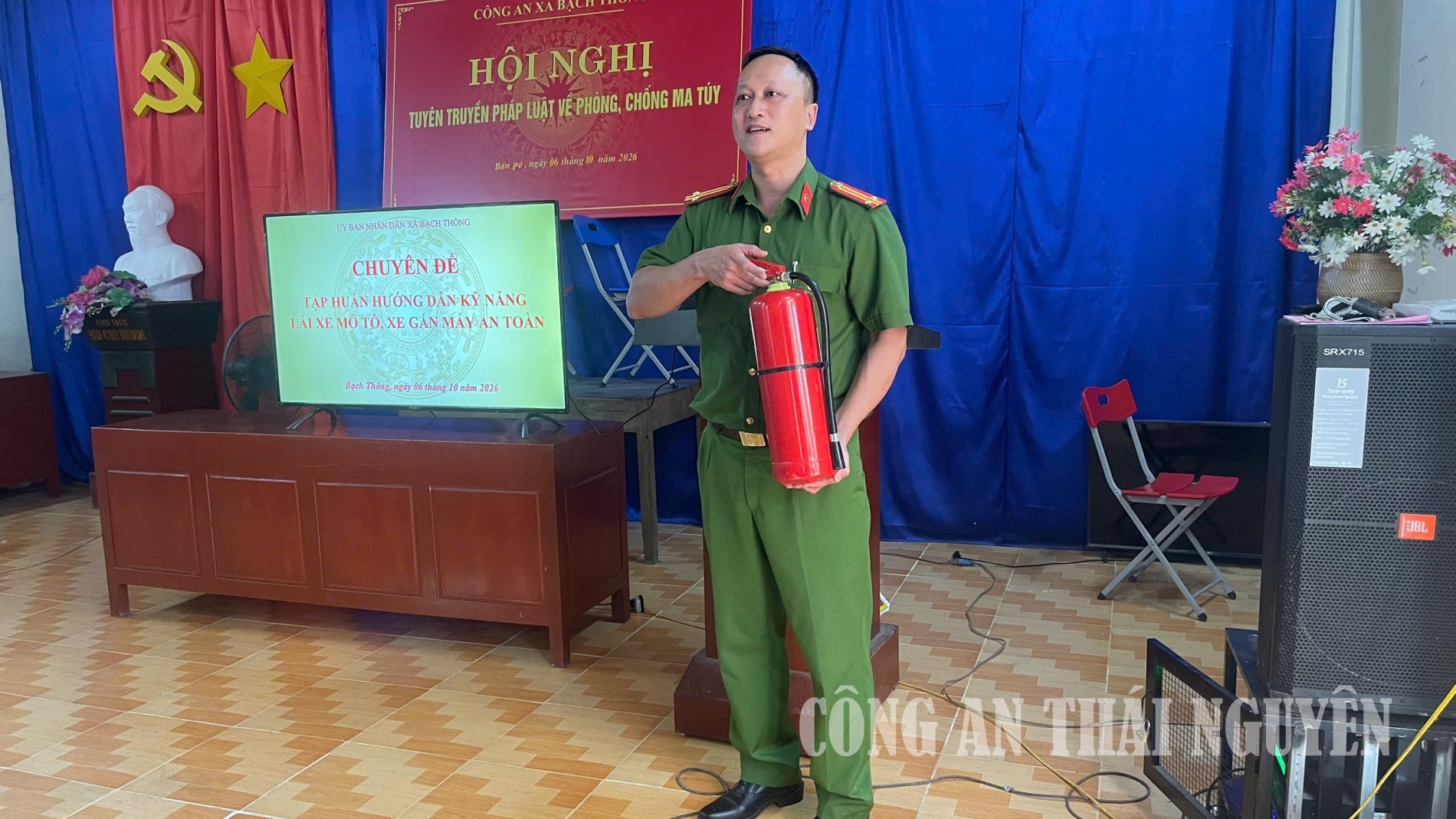Cán bộ Công an xã hướng dẫn kỹ năng sử dụng bình chữa cháyjpg