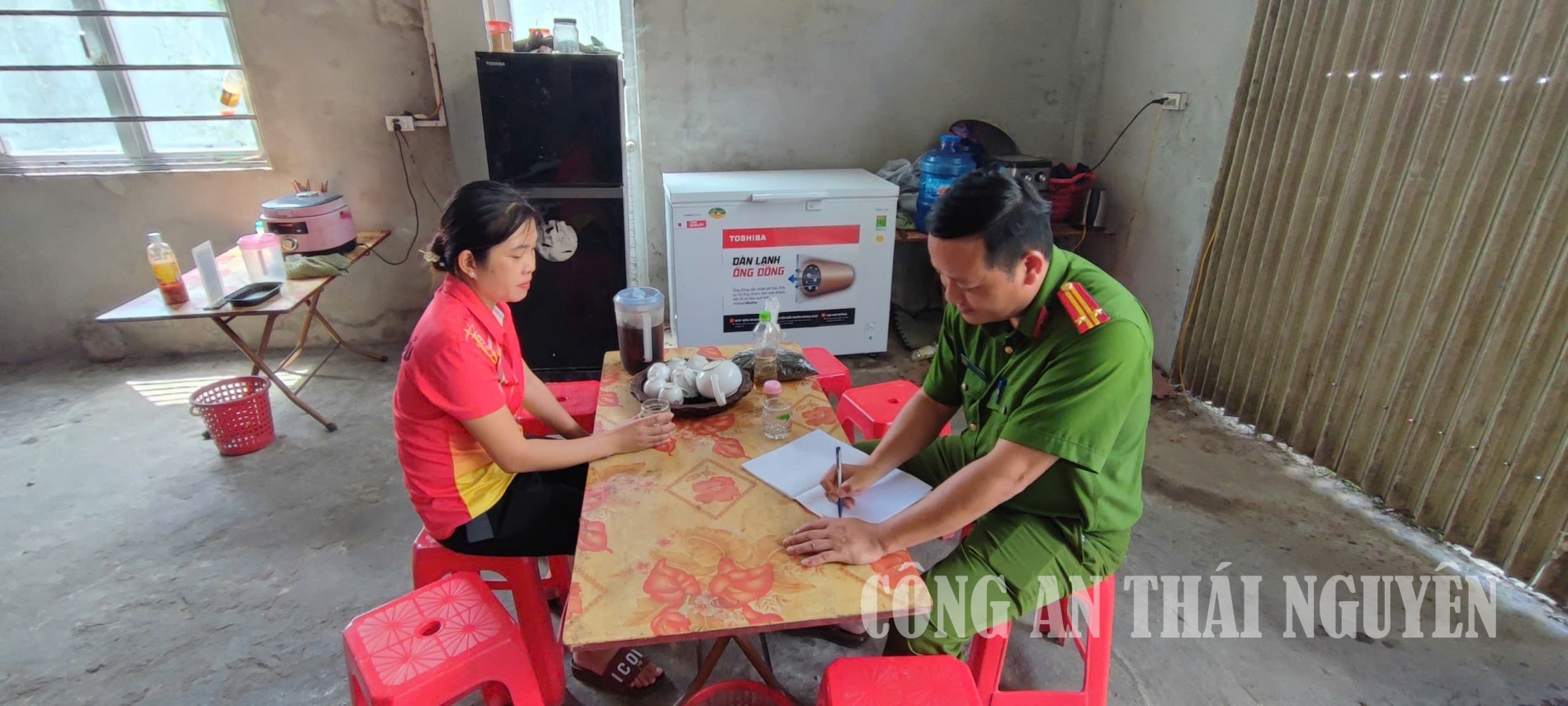 Cán bộ Công an xã làm việc với chủ phương tiện